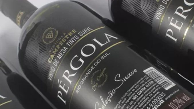 Vinho Pérgola Cabernet Sauvignon da Serra Gaúcha Garrafa de Vinho Pérgola Cabernet Sauvignon com foco no rótulo