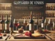 Glossário de vinhos em bar aconchegante com balcão de madeira